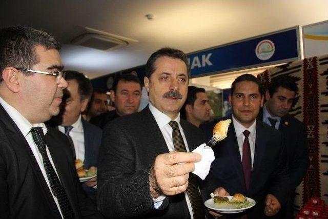 Bakan Çelik’e Şanlıurfa’da Baklava Sürprizi