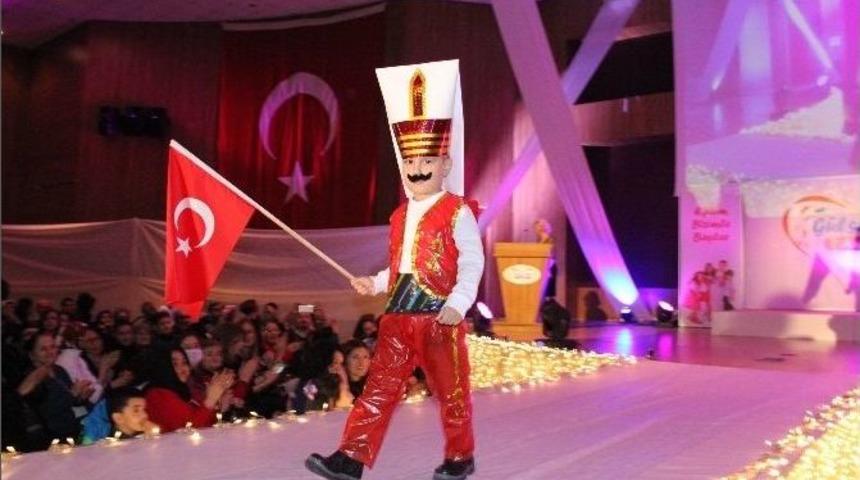 Atık Malzemelerden Kıyafet Yapıp Defileye &Ccedil;ıktılar