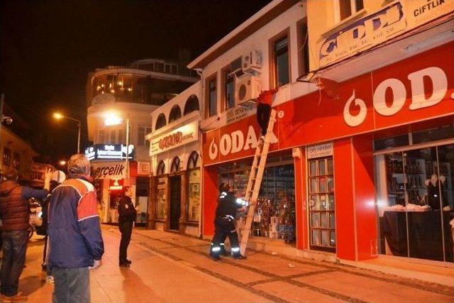 Cüzdanı İçin Olmadık Yerde Mahsur Kaldı