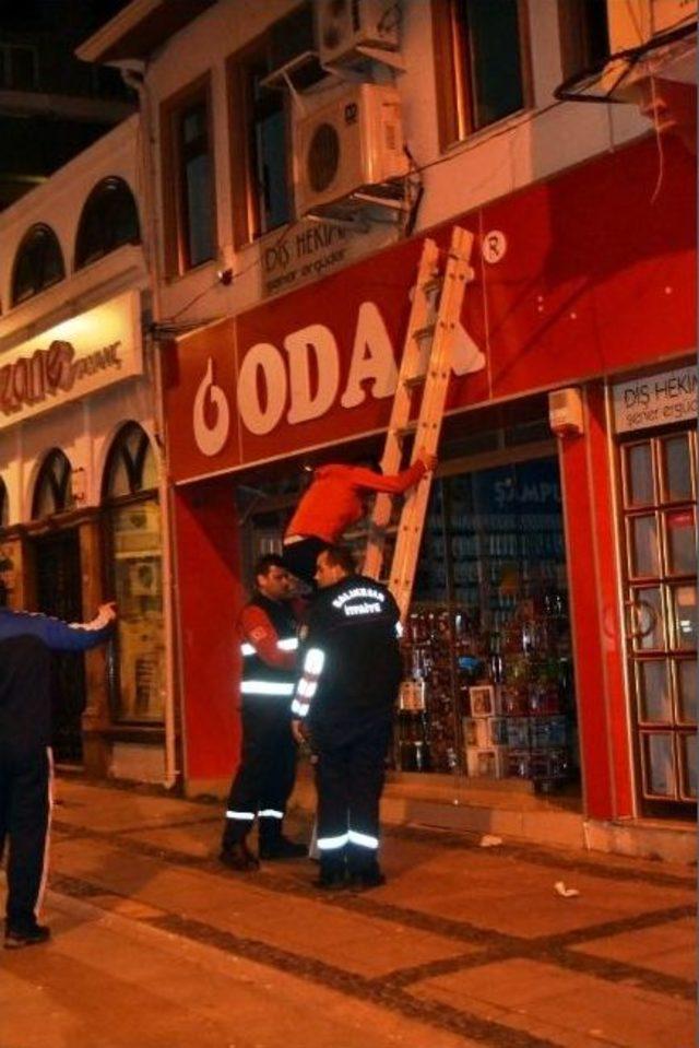 Cüzdanı İçin Olmadık Yerde Mahsur Kaldı