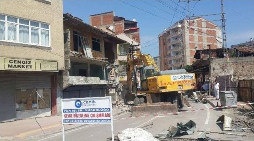 Canik&rsquo;te Metruk Binalar Yıkılıyor
