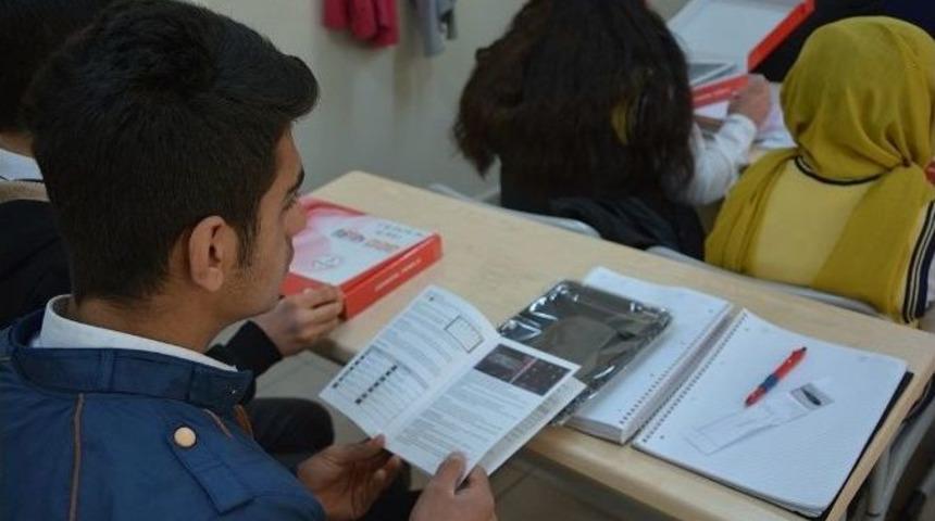 &Ccedil;atak&rsquo;ta &Ouml;ğrenciler İlk Kez Tabletlerini Kaymakam Akg&uuml;l&rsquo;den Aldı