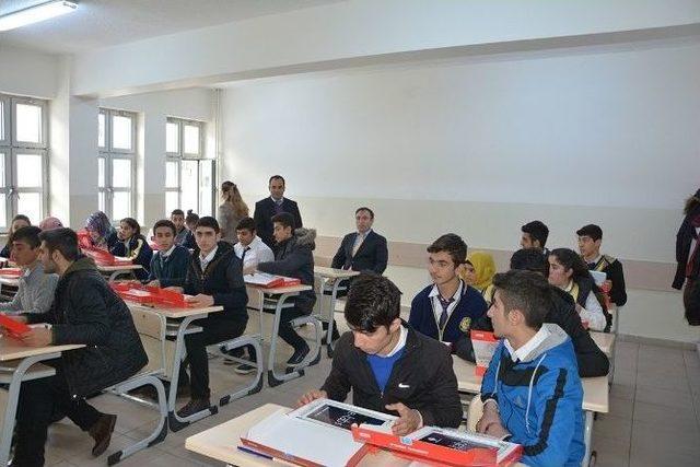 Çatak’ta Öğrenciler İlk Kez Tabletlerini Kaymakam Akgül’den Aldı