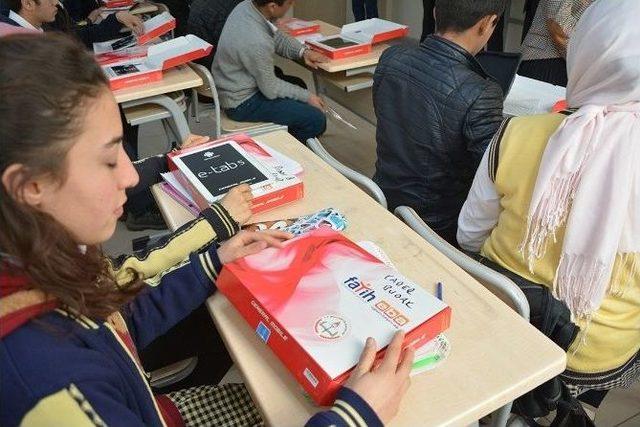 Çatak’ta Öğrenciler İlk Kez Tabletlerini Kaymakam Akgül’den Aldı