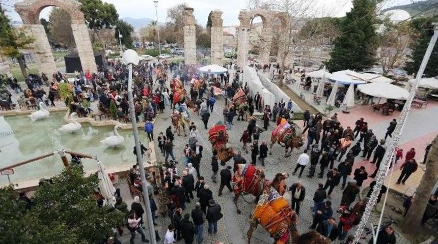 En S&uuml;sl&uuml; Deve, Yağmur Altında Se&ccedil;ildi