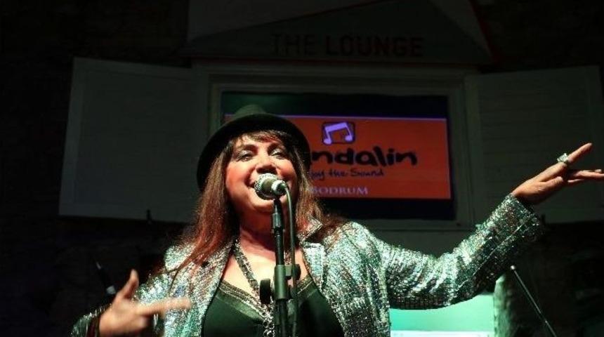 Seyyal Taner, Bodrum&rsquo;da Sahneye &Ccedil;ıktı