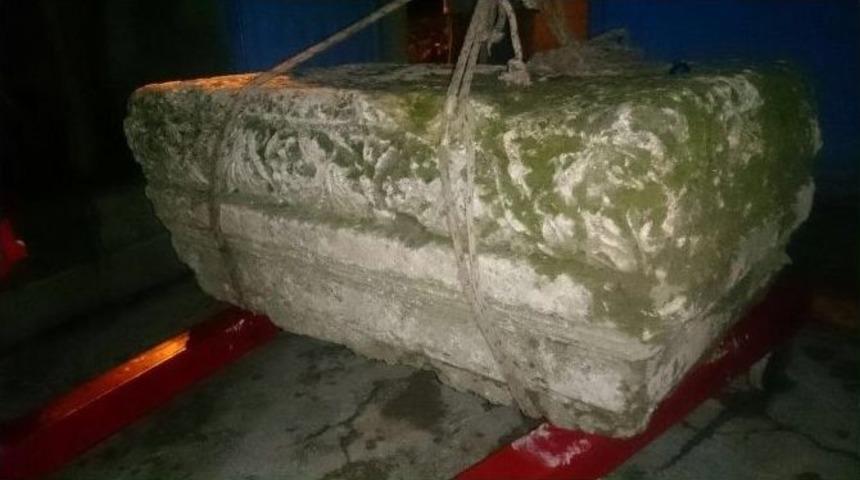 Camideki Tarihi Eseri &Ccedil;almak İsterken Yakalandılar