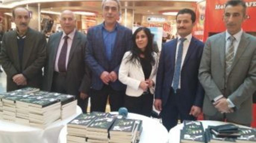 &lsquo;g&uuml;n Işığına &Ccedil;ıkan Gizli Duygular&rsquo; Kitabının İmza G&uuml;n&uuml; Yapıldı