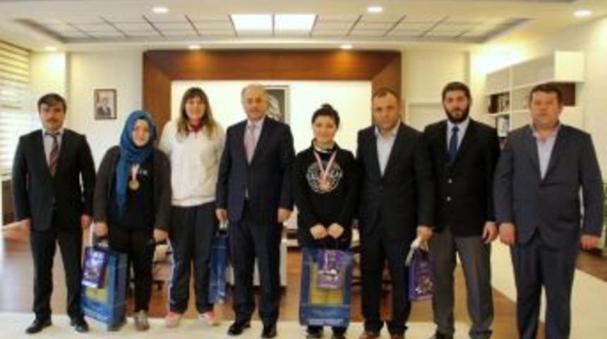 Madalyalı Boks&ouml;rlerden Vali Azizoğlu&rsquo;na Ziyaret