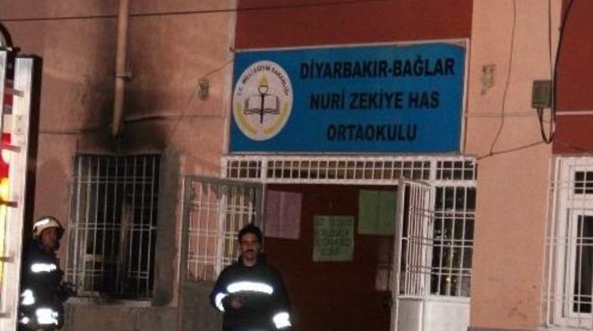 Ter&ouml;ristler Diyarbakır&rsquo;da Okul Yaktı