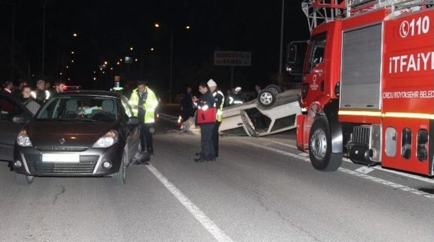 Kırmızı Işıkta Duran Otomobile &Ccedil;arpıp Takla Attı: 2 Yaralı