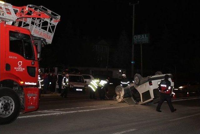 Kırmızı Işıkta Duran Otomobile Çarpıp Takla Attı: 2 Yaralı