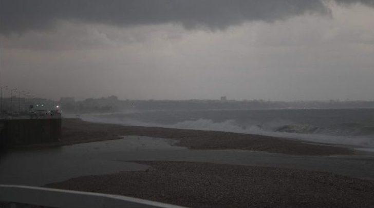 Antalya Güne Yağmurla Başladı G3