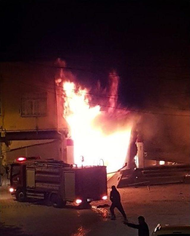 Nusaybin’de Tekstil Deposunda Yangın