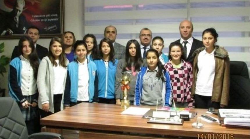 Burhaniyeli Kızlar İl&ccedil;enin Gururu Oldu