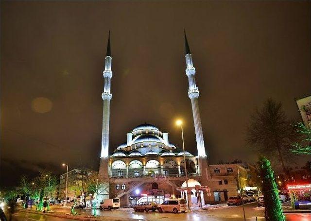 Mamak Belediyesi’nden Kent Estetiğine Işıl Işıl Katkı