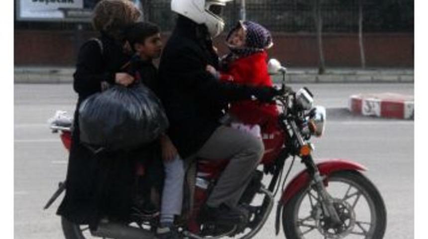 Kendi Kasklı, Eşi Ve &Ccedil;ocukları Kasksız