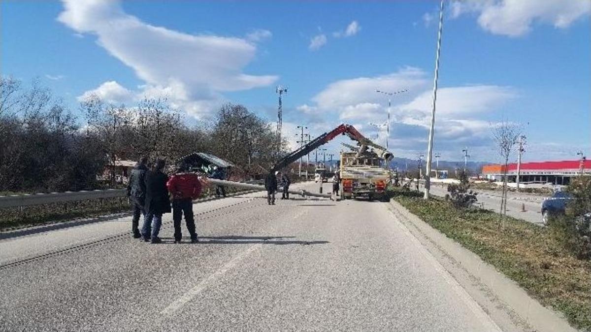 D&uuml;zce&rsquo;de Elektrik Direkleri Devrildi Karayolu Trafiğe Kapandı