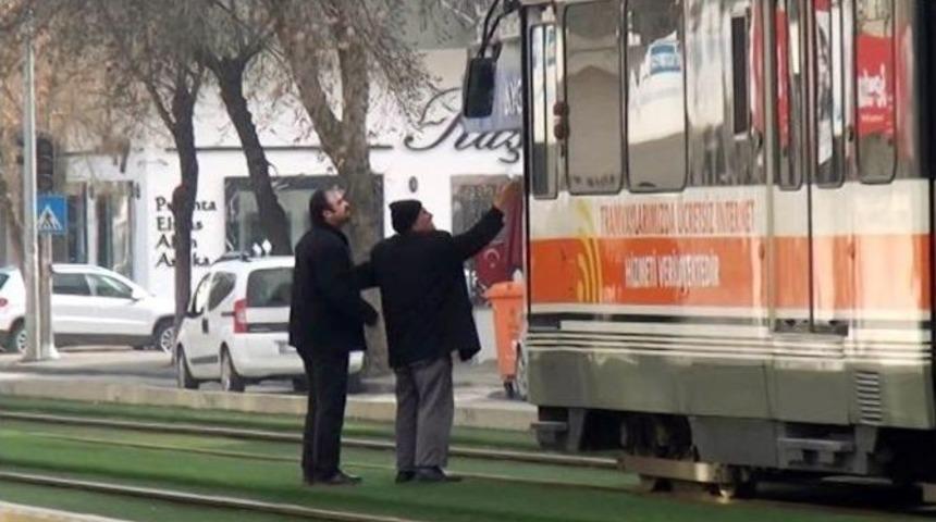 Vatmana Sinirlenince Tramvayın &Ouml;n&uuml;nde Durdu