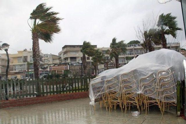 Didim’de Şiddetli Lodos Hayatı Olumsuz Etkiledi