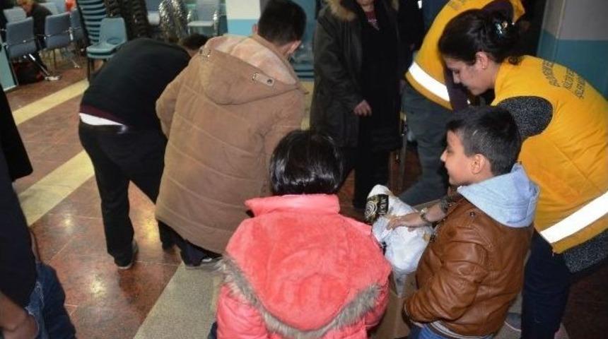 Umut Yolcularına Yardımlar S&uuml;r&uuml;yor