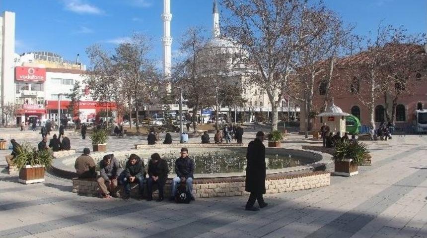 Elazığ&rsquo;da Kış Ortasında Yazdan Kalma G&uuml;n Yaşanıyor