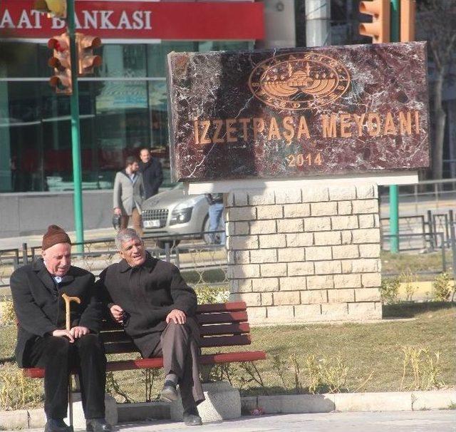 Elazığ’da Kış Ortasında Yazdan Kalma Gün Yaşanıyor