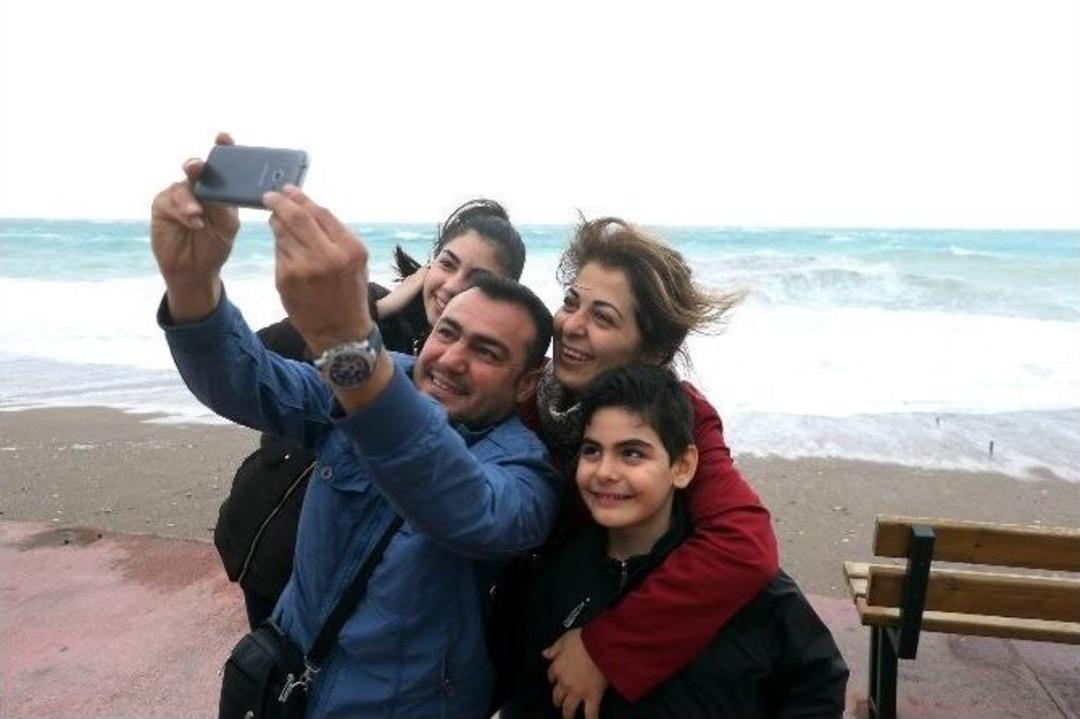 Antalya&rsquo;da Vatandaşların &rsquo;lodos&rsquo; Selfiesi