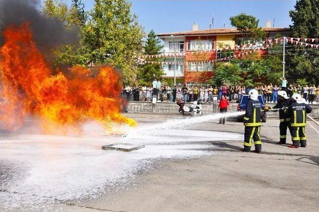 İtfaiye Ekipleri Bir Yılda 3 Bin 493 Olaya Müdahale Etti