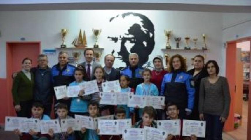 &Ouml;ğrenciler Belgelerini Aldı