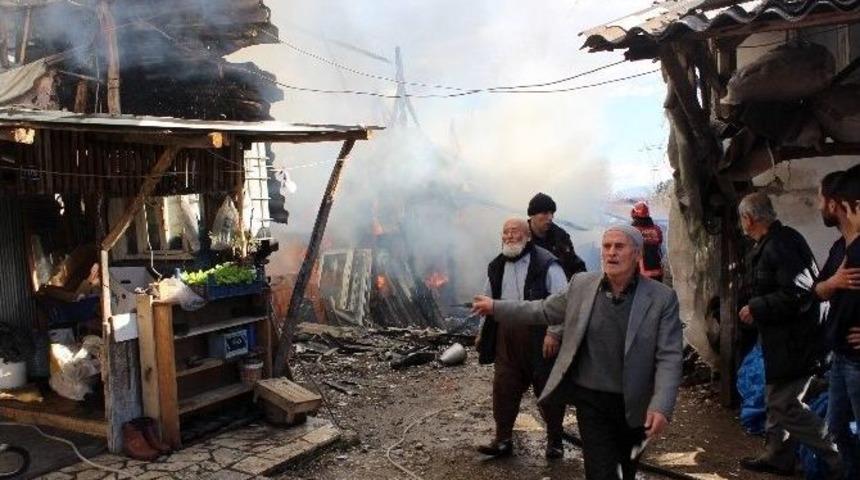 Sakarya&rsquo;da İki Ayrı İl&ccedil;ede Yangın &Ccedil;ıktı