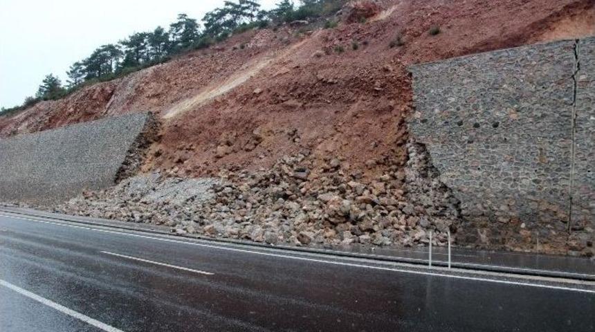 İstinat Duvarı &Ccedil;&ouml;k&uuml;nce Heyelan Oldu