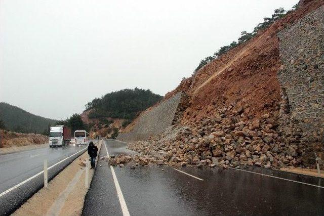 İstinat Duvarı Çökünce Heyelan Oldu