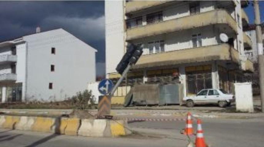 Kaynarca&rsquo;da Lodos Trafik Lambalarını Devirdi