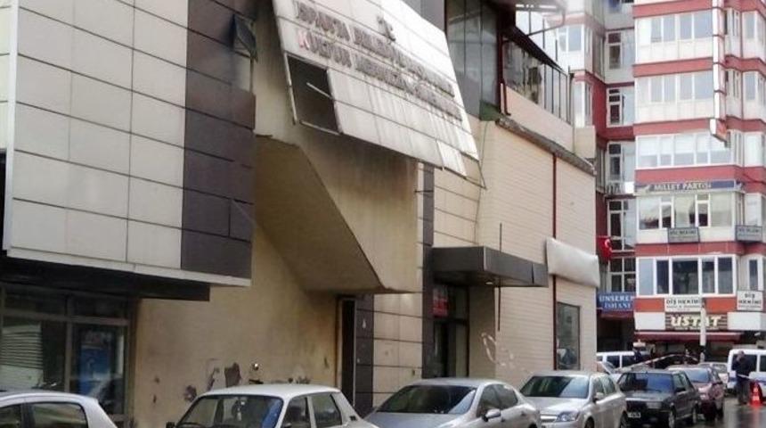 R&uuml;zgarda Sallanan Dev Levha Y&uuml;rekleri Ağza Getirdi