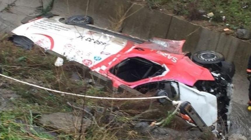 Başakşehir&rsquo;de Minib&uuml;s Dereye U&ccedil;tu: 2 &Ouml;l&uuml;, 2 Yaralı