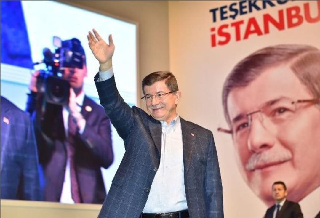 Başbakan Davutoğlu: "cumhurbaşkanımıza Hakaret Ederek Kendini Kurtarmaya &Ccedil;alışıyor"