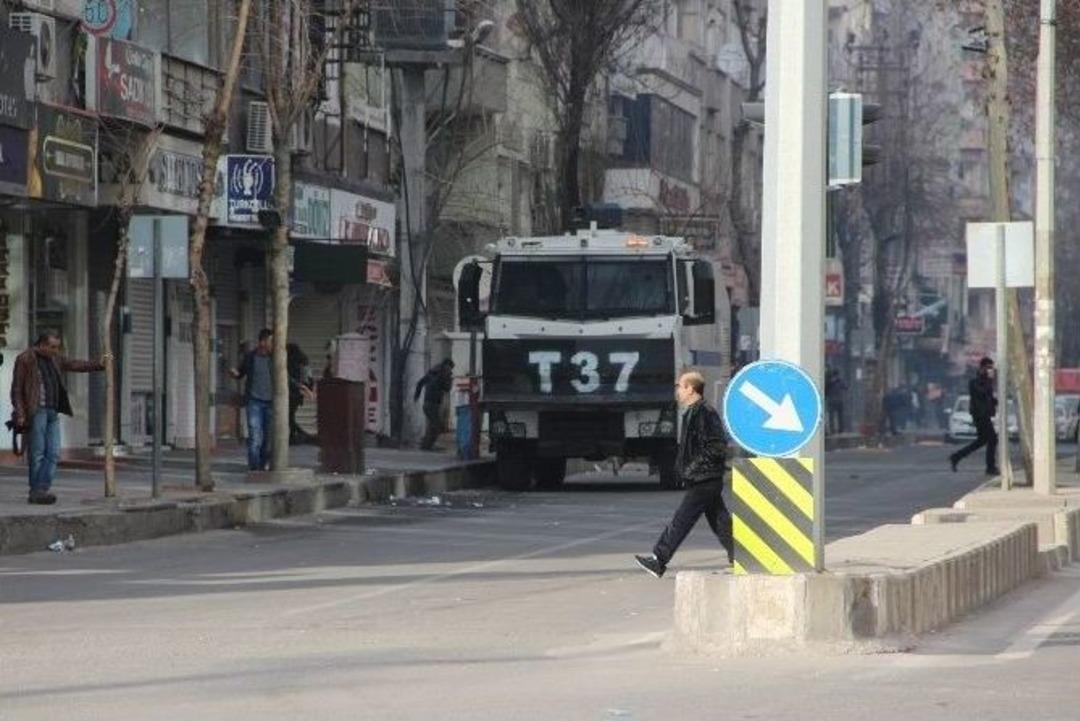 Diyarbakır&rsquo;da "sur" Gerginliği: &Ccedil;ok Sayıda Kişi G&ouml;zaltı Alındı