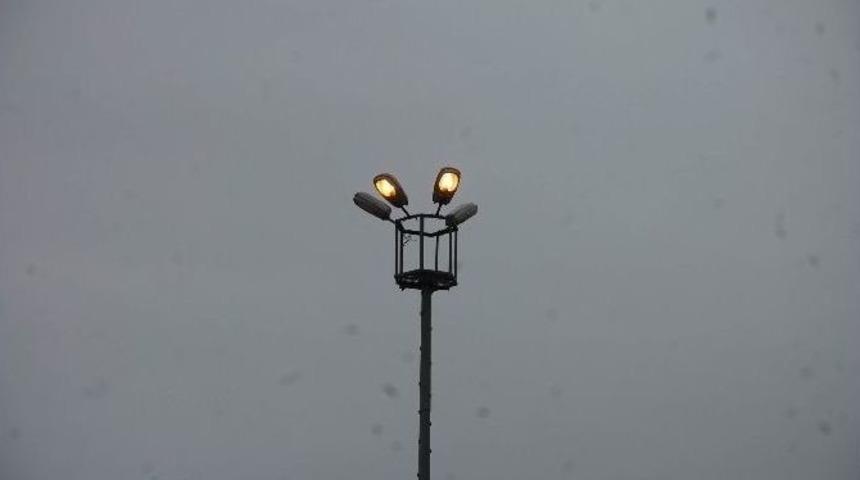 Sokak Aydınlatma Lambaları Gece G&uuml;nd&uuml;z Yanıyor