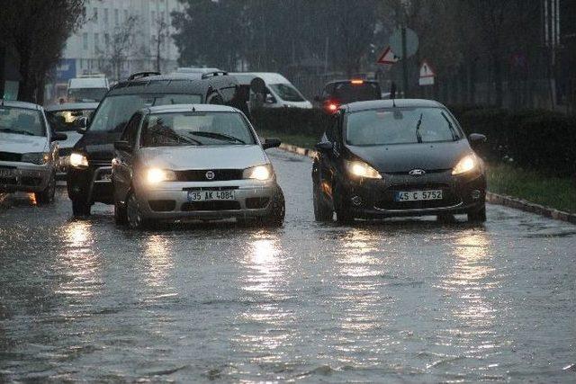 İzmir Yağmura Teslim