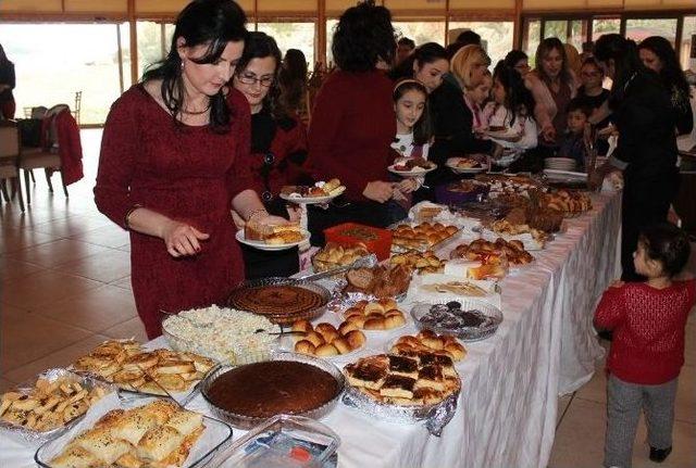 Polis Eşleri Dayanışma Yemeğinde Buluştu