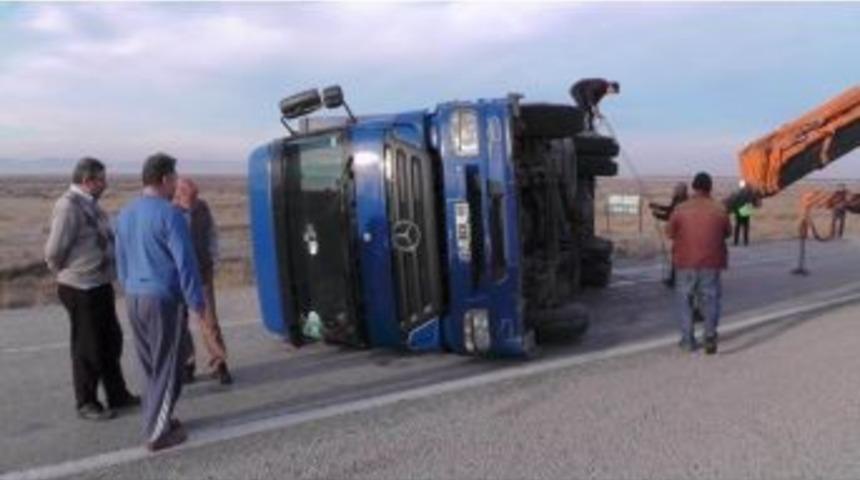 Ereğli&rsquo;de Kargo Kamyonu Devrildi: &Uuml;&ccedil; Yaralı