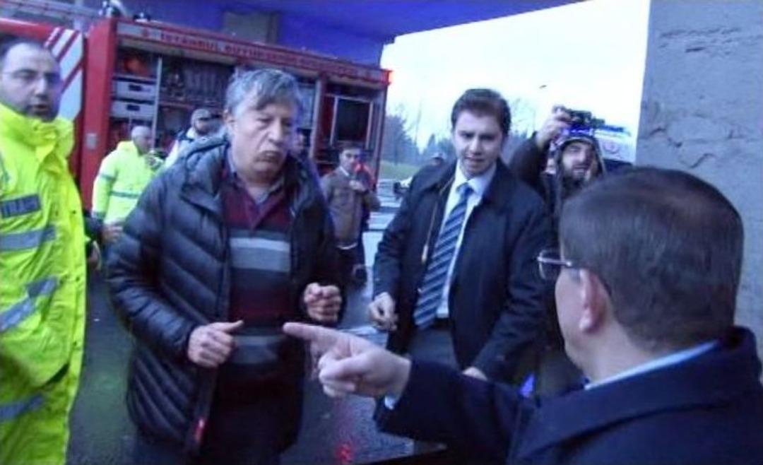 Başbakan Davutoğlu, Kazayı G&ouml;r&uuml;nce Konvoyunu Durdurdu