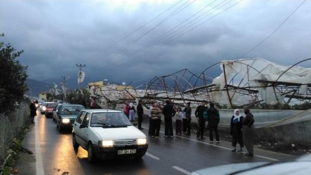 Demre&rsquo;de Hortum Yıktı Ge&ccedil;ti: 8 Yaralı