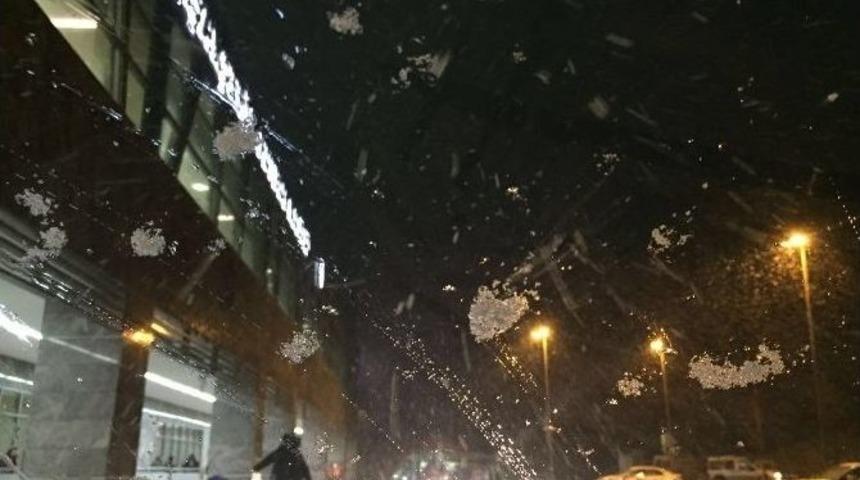 İstanbul&rsquo;da Beklenen Kar Yağışı Başladı