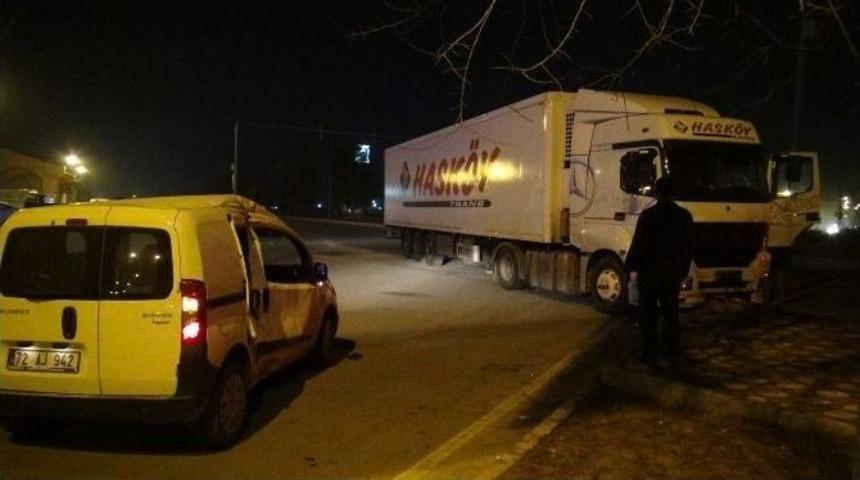 Batman&rsquo;da Tır Otomobille &Ccedil;arpıştı: 3 Yaralı