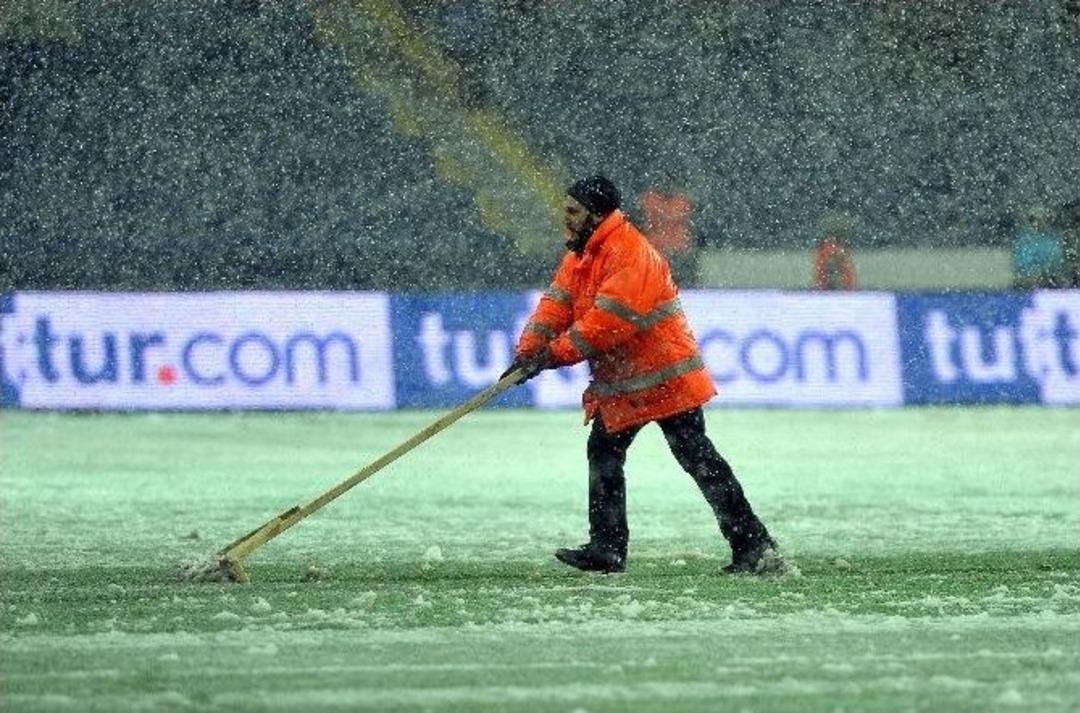 Beşiktaş-mersin İdmanyurdu Ma&ccedil;ına Kar Engeli