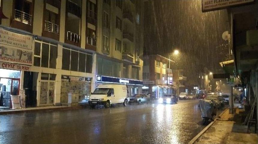 Dursunbey&rsquo;de Kar Yağışı Etkili Olmaya Başladı