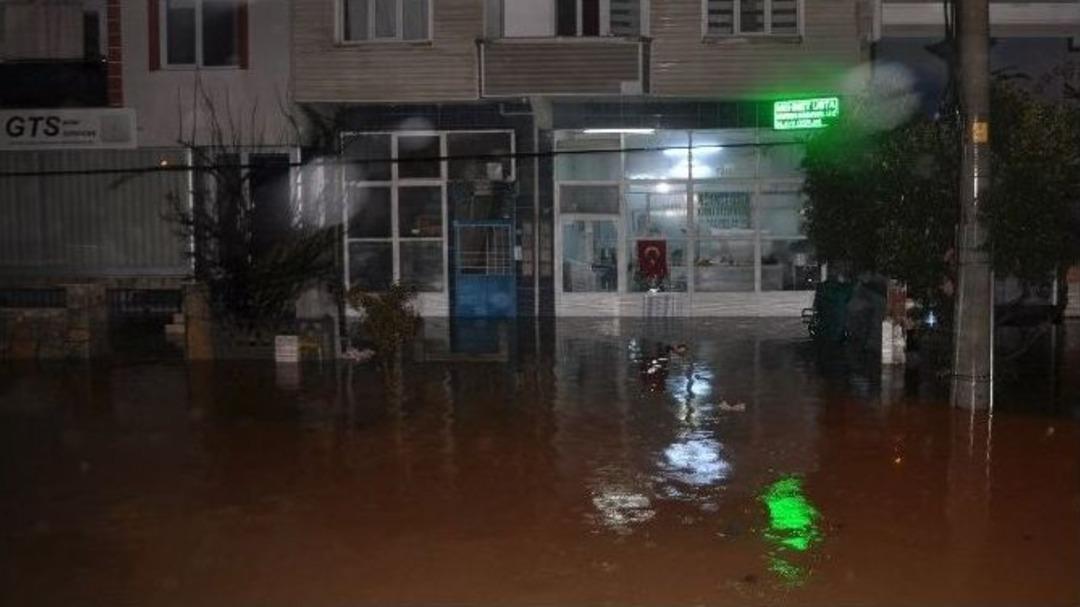 Bandırma&rsquo;da İşyeri Ve Evleri Su Bastı