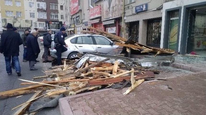 96 Kilometre Hızla Esen R&uuml;zgar &Ccedil;atıları U&ccedil;urdu, Ağa&ccedil;ları Devirdi